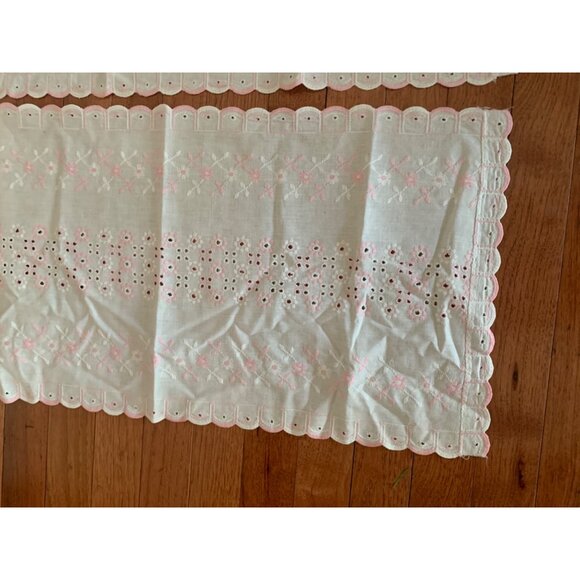 Vintage Embroidered Floral Lace Table Runner Set - White & Pink - 30" x 13" - Picture 2 of 11